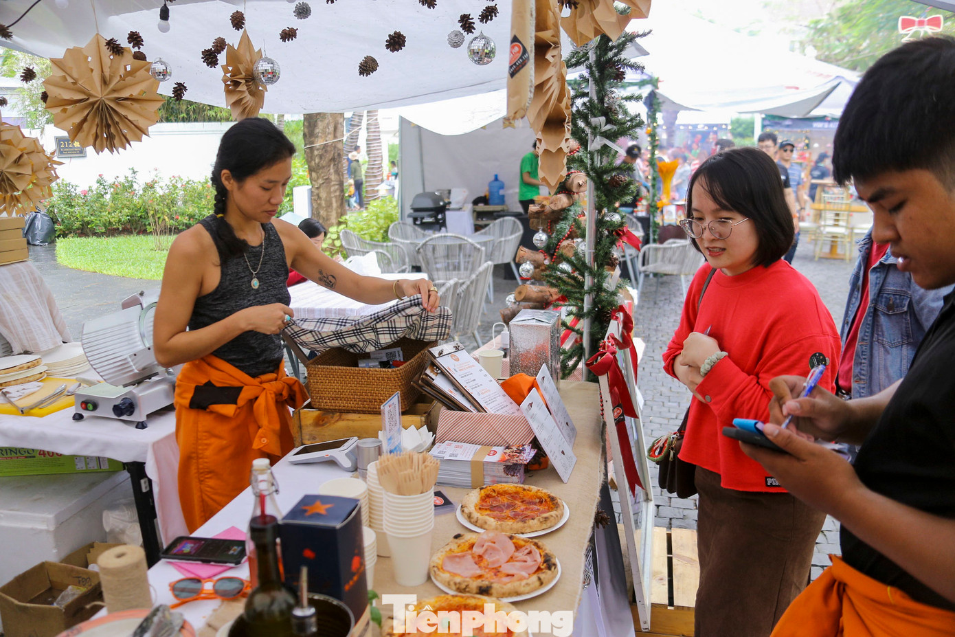 Các gian hàng đồ ăn được thiết kế xinh xắn, tạo nên bầu không khí vừa gần gũi, vừa mới lạ.