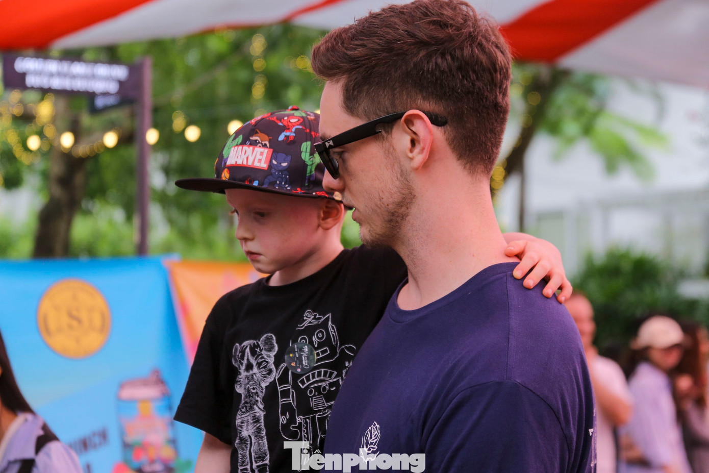 Nhiều du khách có cơ hội thưởng thức các món ăn đặc sản và tham gia các hoạt động ca nhạc giáng sinh tại phiên chợ.