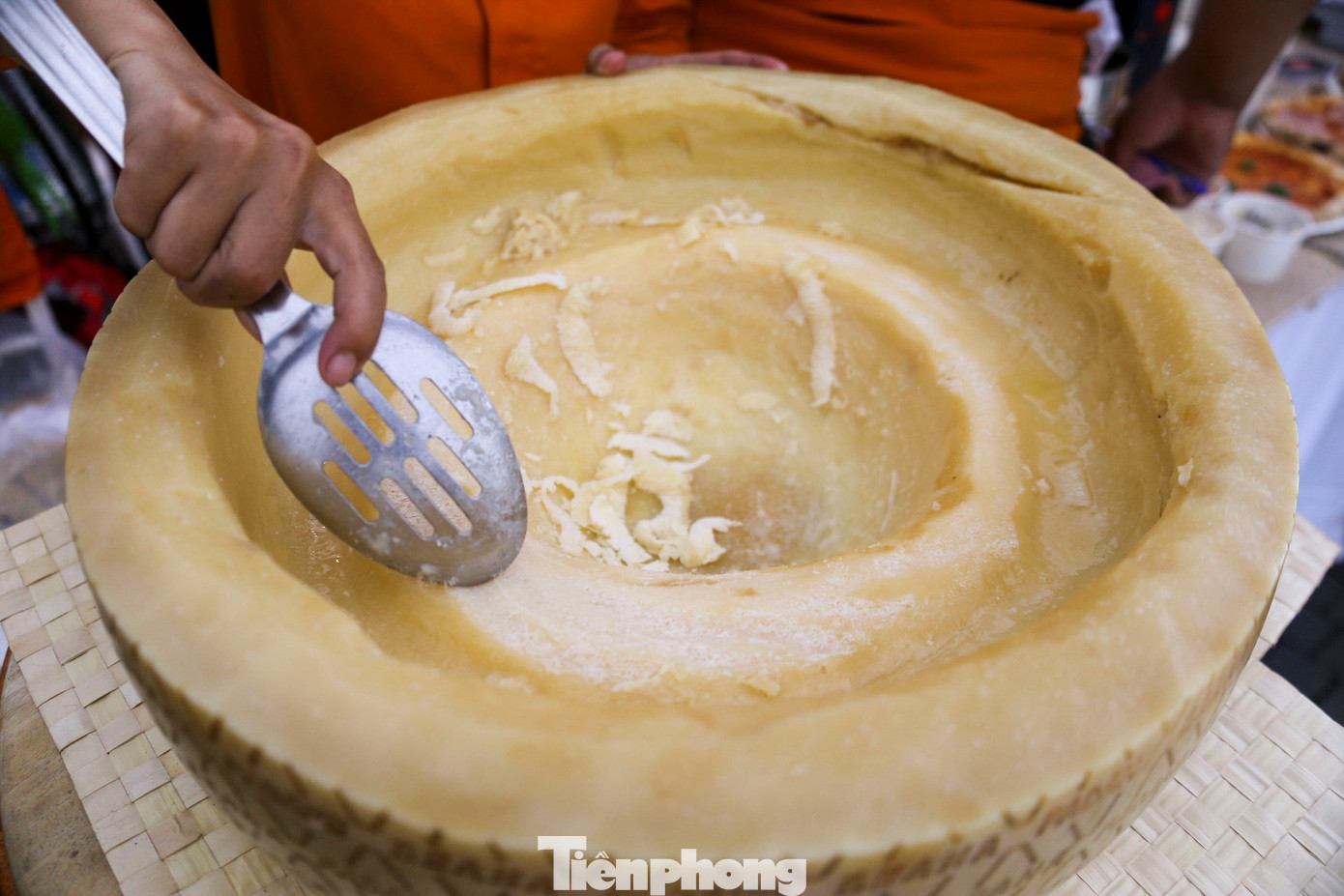 Nhiều món ăn hấp dẫn được bày bán tại phiên chợ Giáng sinh.