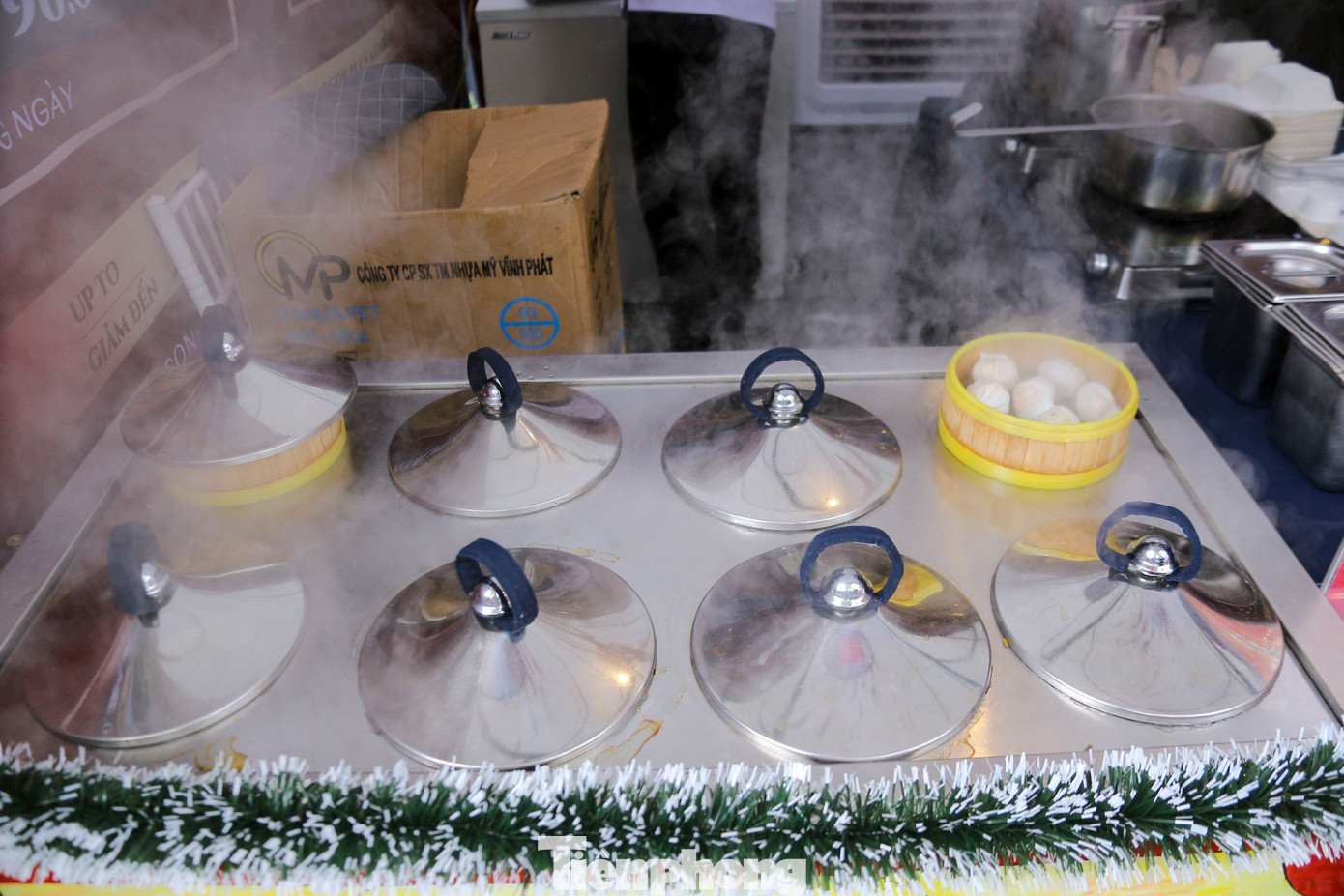 Nhiều món ăn hấp dẫn được bày bán tại phiên chợ Giáng sinh.