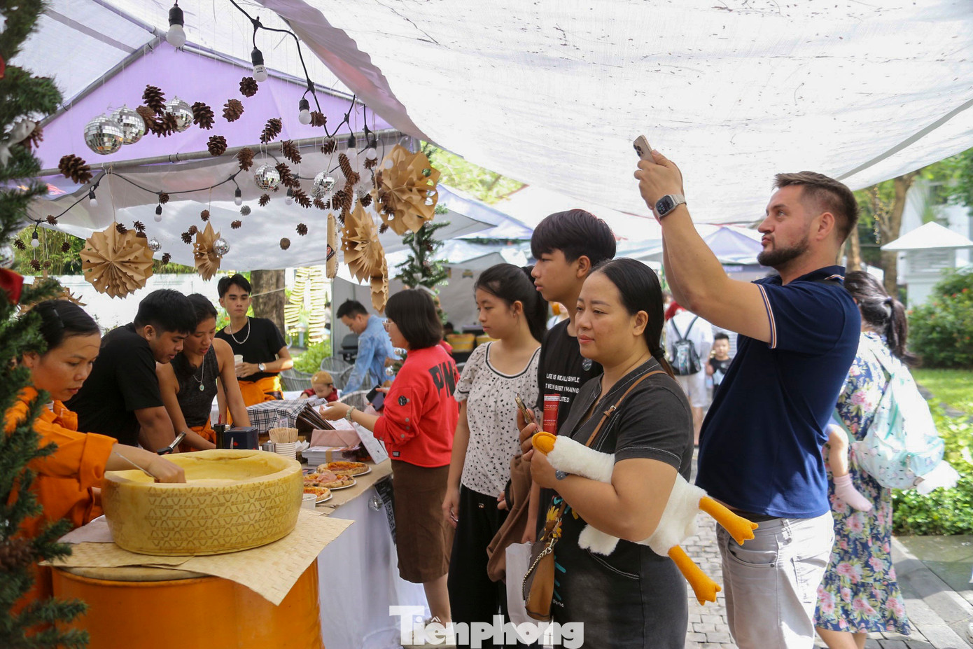 Cùng với các hoạt động mua sắm, giải trí, phiên chợ còn kết hợp với các tổ chức từ thiện, trích phần lợi nhuận từ phiên chợ để hỗ trợ cho các trẻ em có hoàn cảnh khó khăn tại địa phương nhằm mang đến một mùa giáng sinh vui vẻ và ý nghĩa.
