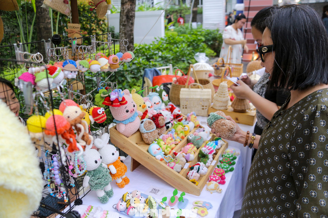 Những gian hàng đầy màu sắc giáng sinh, những mặt hàng handmade như sổ tay, cây thông, móc khóa, nến thơm, các sản phẩm trang trí giáng sinh… được trang trí đẹp mắt đem lại một không gian giáng sinh sớm tại Đà Nẵng.