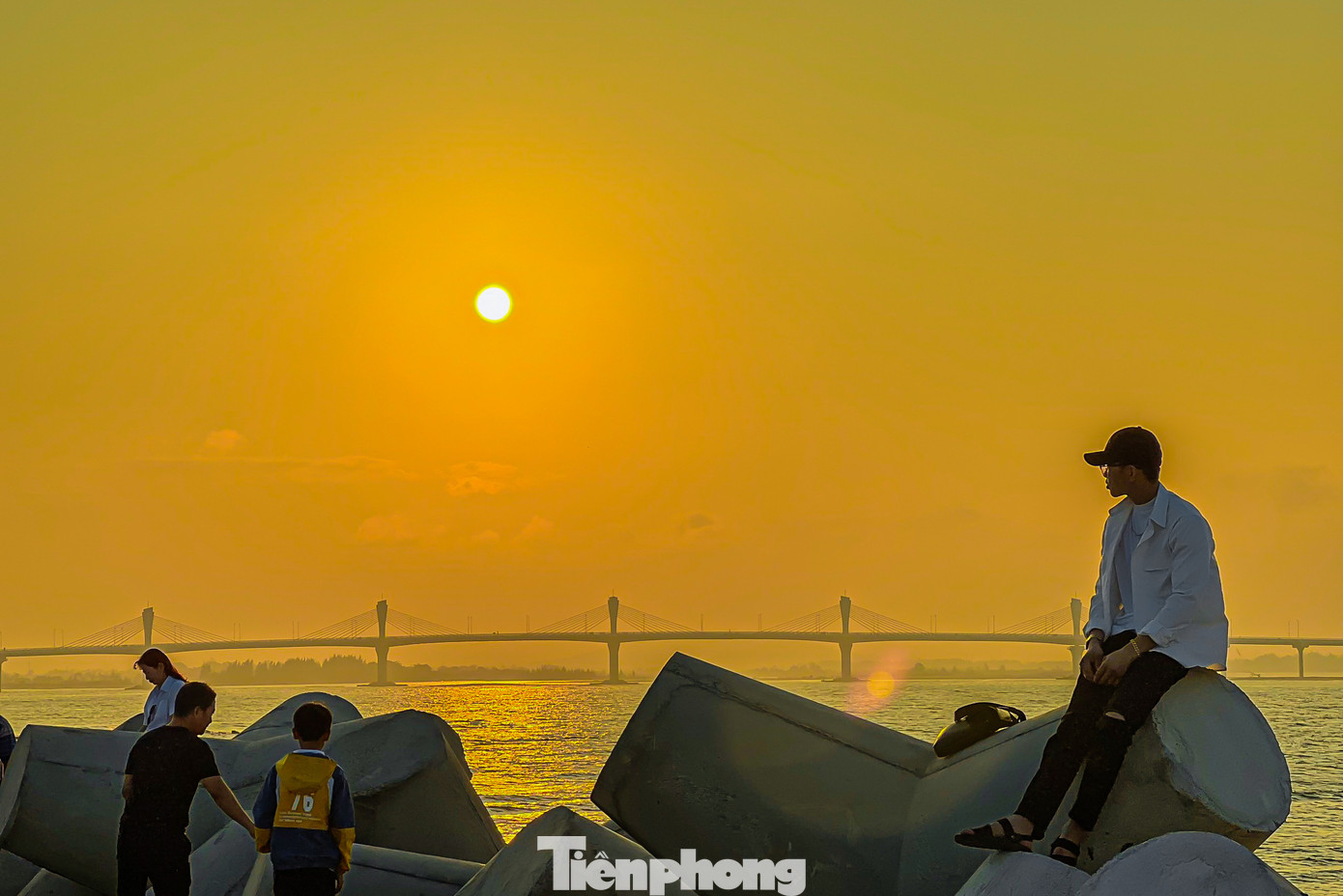 Nhiều bạn trẻ tranh thủ tạo dáng lúc hoàng hôn để chụp lại những khoảnh khắc đẹp.