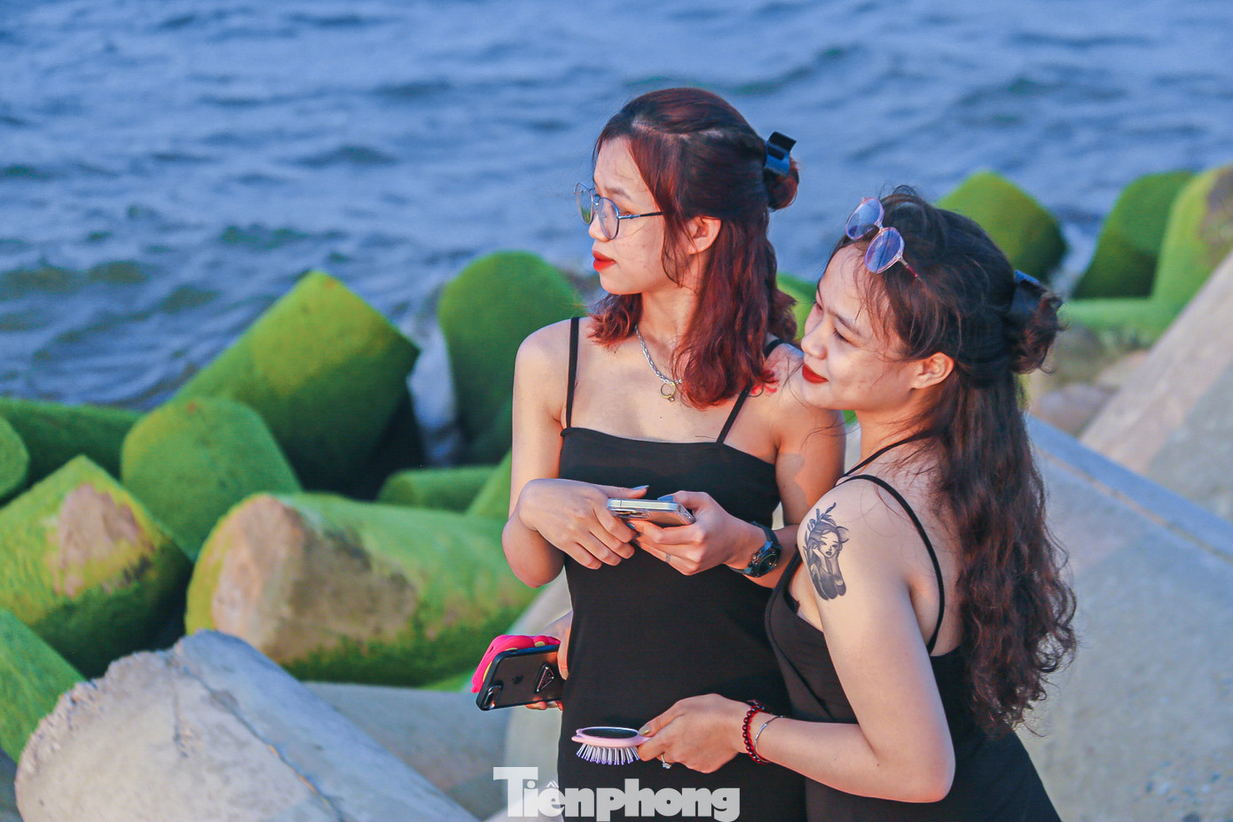 Nhiều bạn trẻ tranh thủ tạo dáng lúc hoàng hôn để chụp lại những khoảnh khắc đẹp.