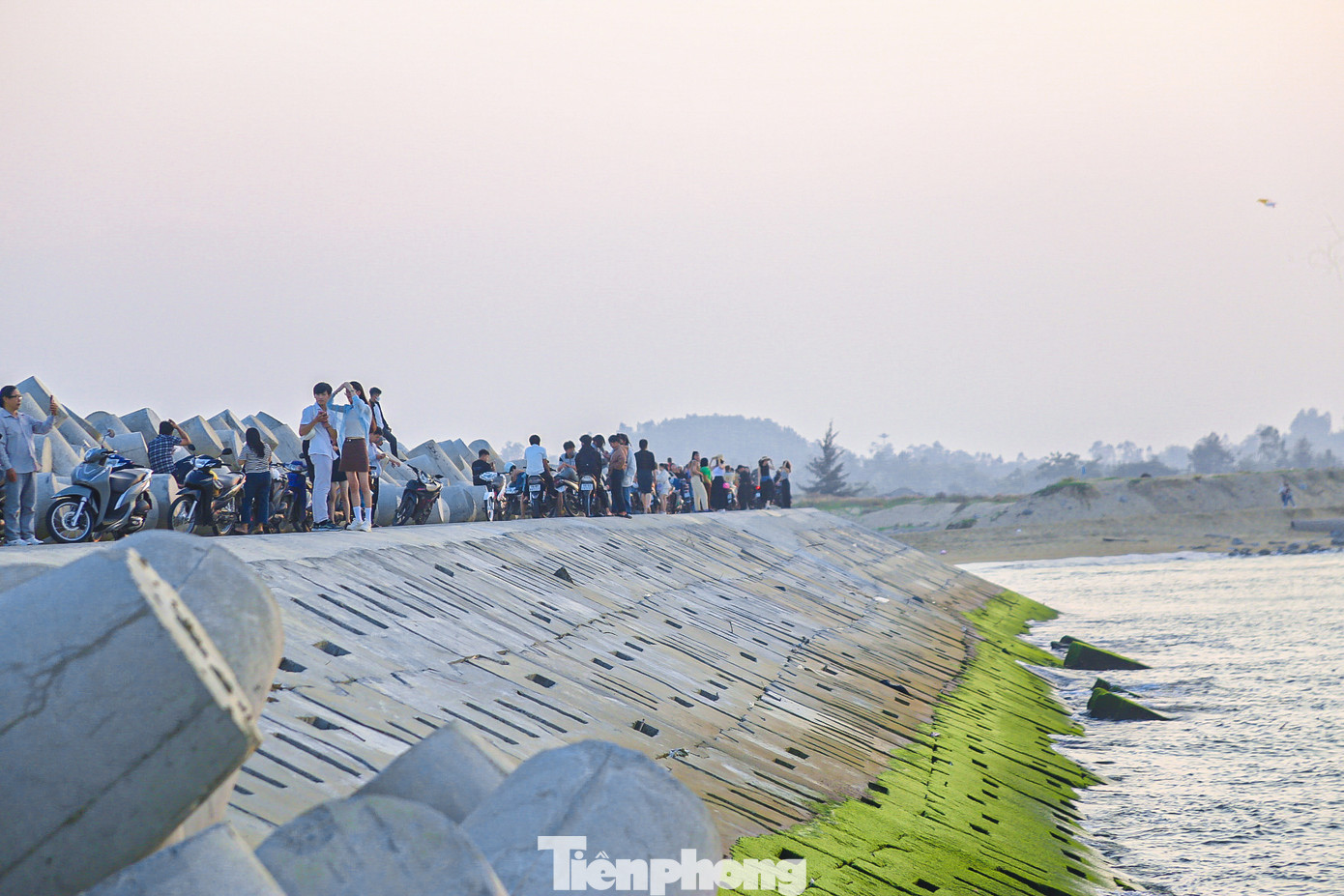 Càng về chiều lượng người đổ về ngày một đông hơn khiến cả con đường phía trên bờ kè tấp nập người.