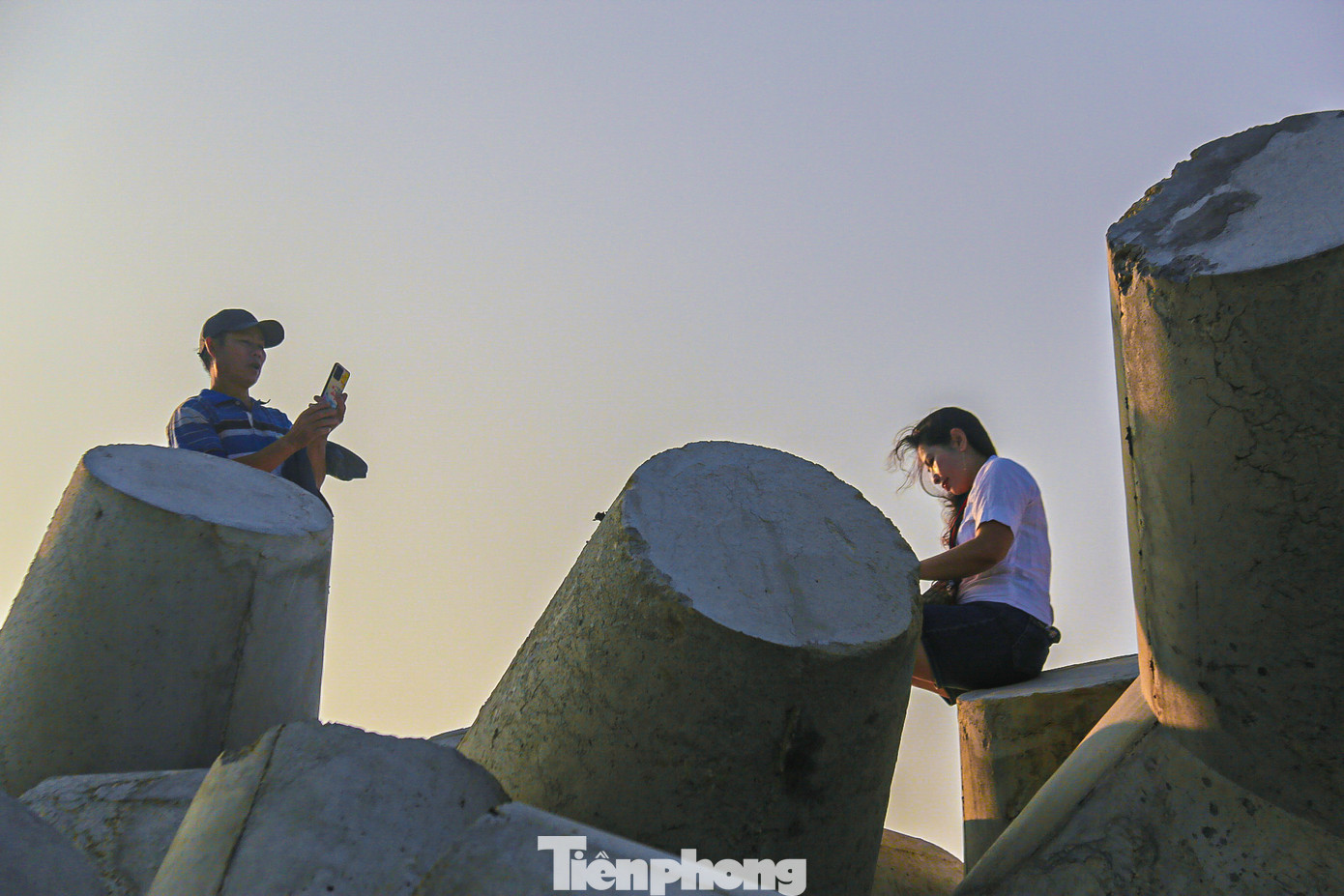 Những người lớn tuổi hay những cặp đôi cùng nhau tạo dáng chụp hình lưu niệm.