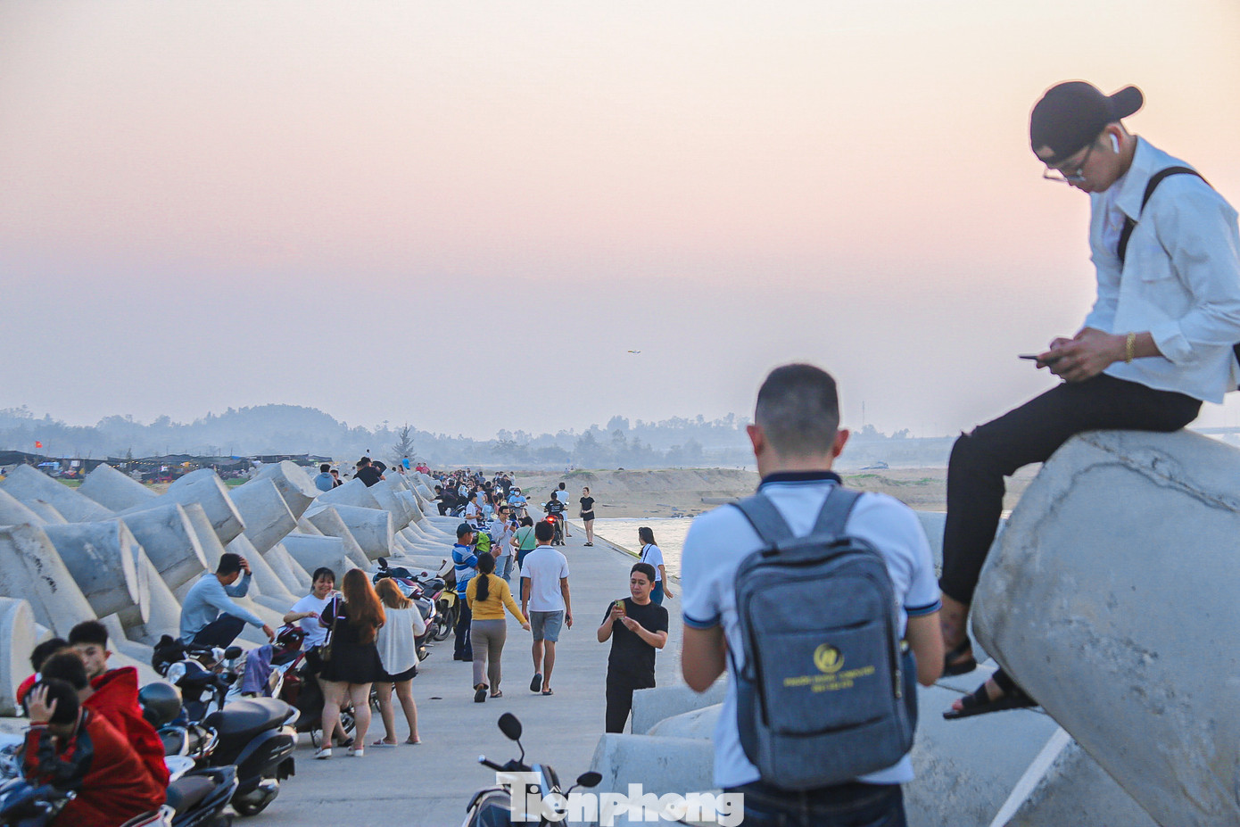 Ghi nhận của PV, hàng trăm người đổ xô về bờ kè chắn sóng thôn Phổ An (xã Nghĩa An) để check – in, chụp hình ở bãi rêu xanh và cùng nhau &quot;săn&quot; những tấm ảnh đẹp.