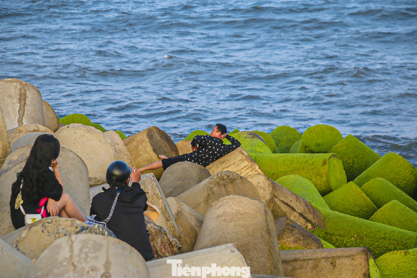 Không chỉ ngắm hoàng hôn bên kè biển nhuộm màu xanh rêu, du khách còn có thể vui chơi trên các cồn cát hoặc ngồi trên bờ kè thư giãn, chiêm ngưỡng vẻ đẹp bờ biển Quảng Ngãi lúc về chiều.