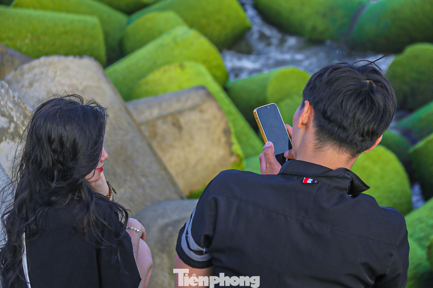 Những người lớn tuổi hay những cặp đôi cùng nhau tạo dáng chụp hình lưu niệm.