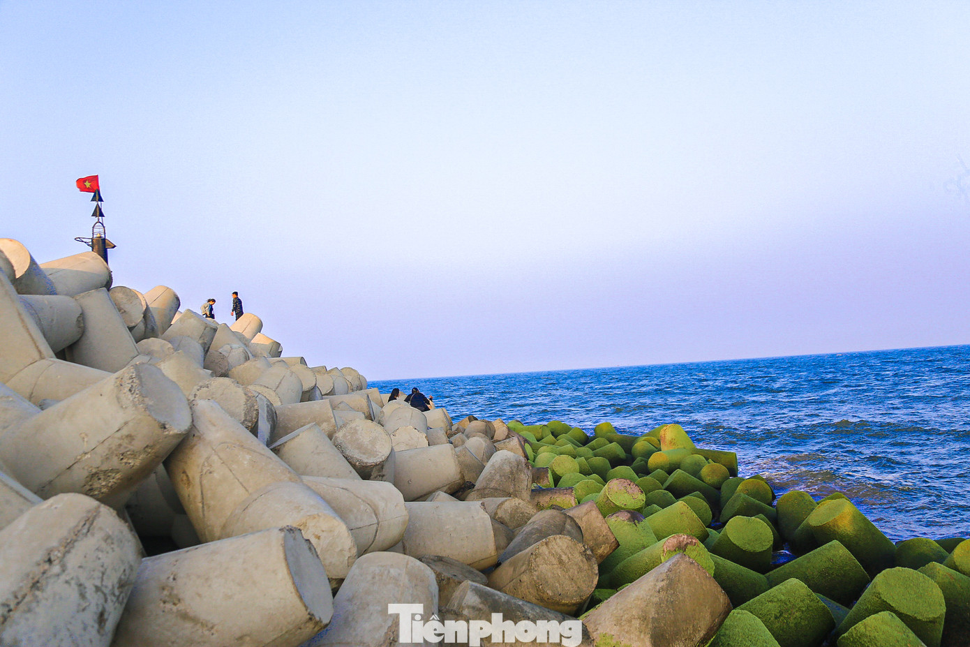 Càng về chiều lượng người đổ về ngày một đông hơn khiến cả con đường phía trên bờ kè tấp nập người.