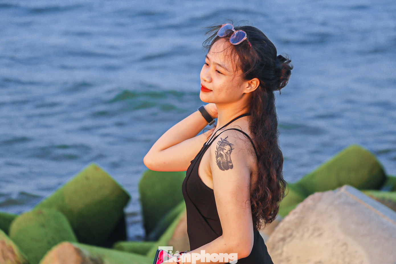 Trong khi đó, bạn Thới Thị Tường Vy cùng nhóm bạn của mình cũng tới từ rất sớm để "săn" những tấm hình đẹp trước khi mùa rêu kết thúc. "Năm nào bọn em cũng tới đây để chụp hình cùng nhau. Ngồi dưới những bãi rêu xanh mướt để ngắm hoàng hôn và hóng mát vào mỗi buổi chiều thì còn gì tuyệt vời bằng", bạn Vy cho biết.