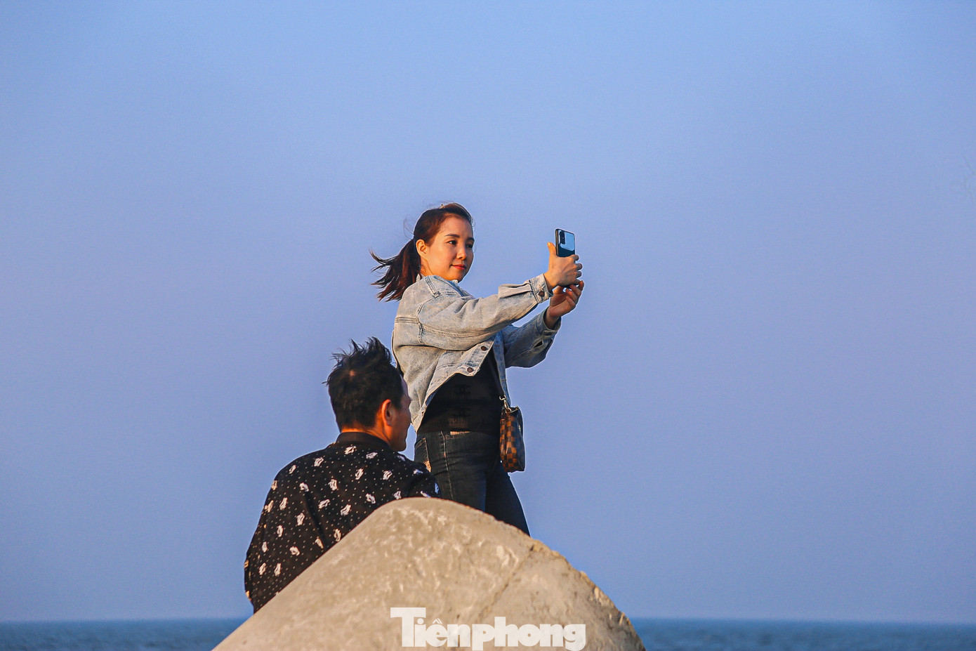 Tranh thủ thời tiết mát mẻ, nhiều người đã đưa gia đình, người thân đến chụp hình kỉ niệm. Chị Nguyễn Thị Tâm (trú xã Tịnh Sơn, huyện Sơn Tịnh) cho biết: &quot;Địa điểm này đang hot những ngày vừa qua nên tôi cùng nhóm bạn rủ nhau đến đây chụp hình. Đang trong mùa rêu nên chúng tôi phải đến chụp ngay chứ để một thời gian nữa thì rất khó khó để có những bức hình đẹp&quot;.