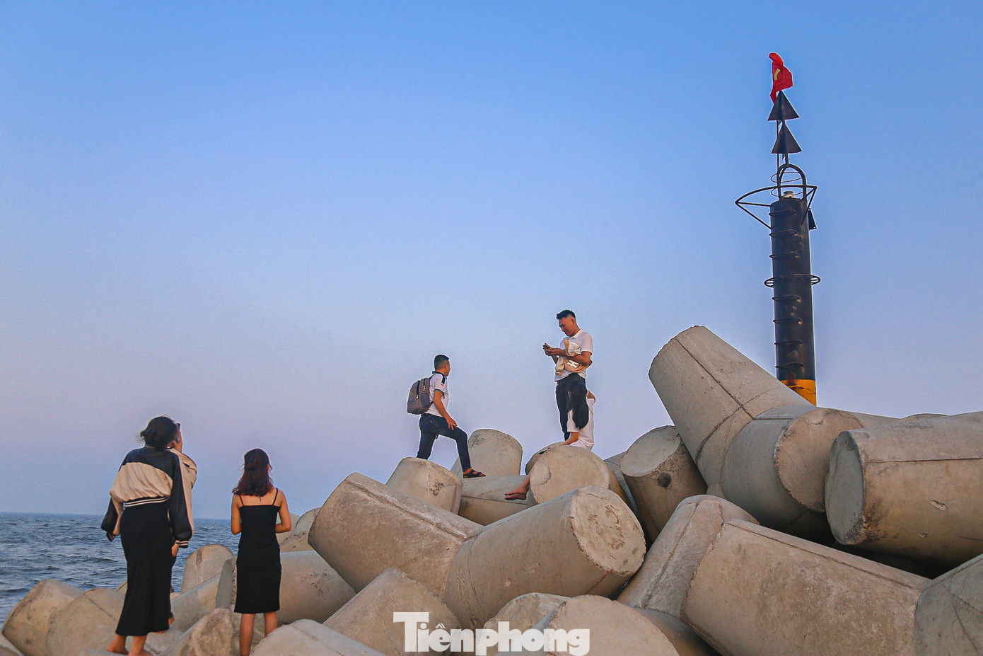 Không chỉ ngắm hoàng hôn bên kè biển nhuộm màu xanh rêu, du khách còn có thể vui chơi trên các cồn cát hoặc ngồi trên bờ kè thư giãn, chiêm ngưỡng vẻ đẹp bờ biển Quảng Ngãi lúc về chiều.