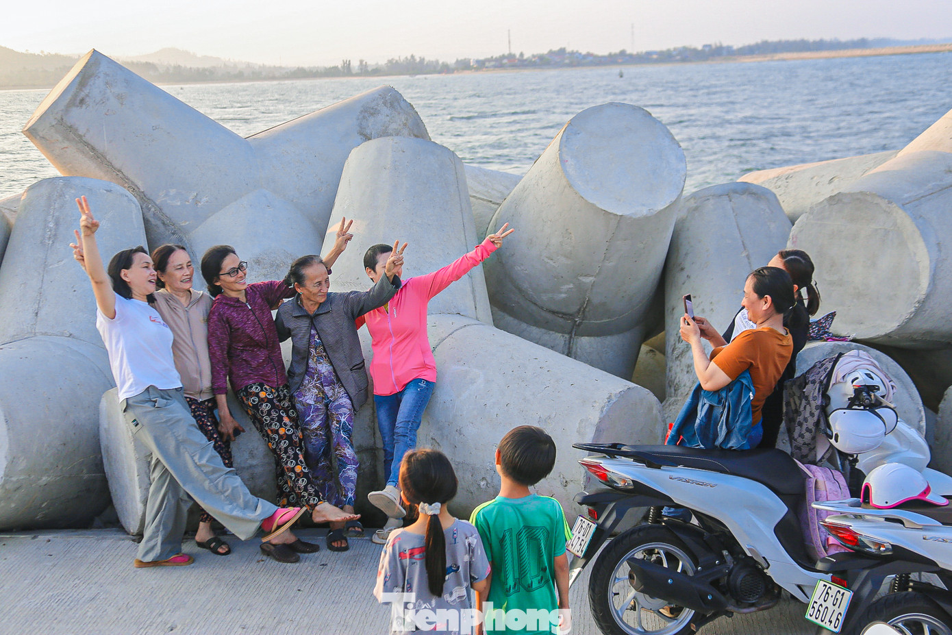 Những người lớn tuổi hay những cặp đôi cùng nhau tạo dáng chụp hình lưu niệm.