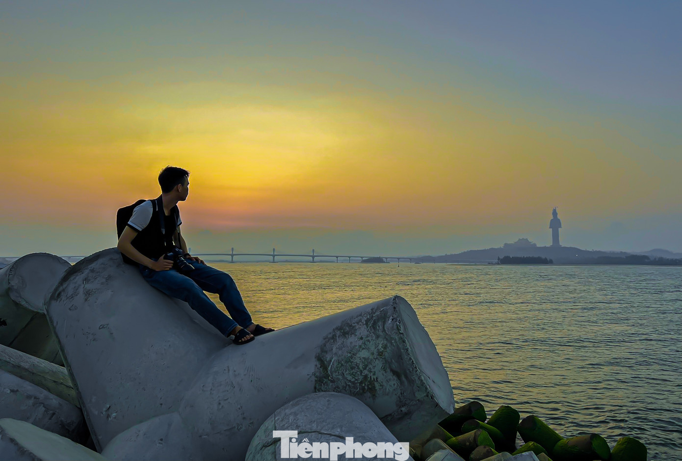 Nhiều bạn trẻ tranh thủ tạo dáng lúc hoàng hôn để chụp lại những khoảnh khắc đẹp.