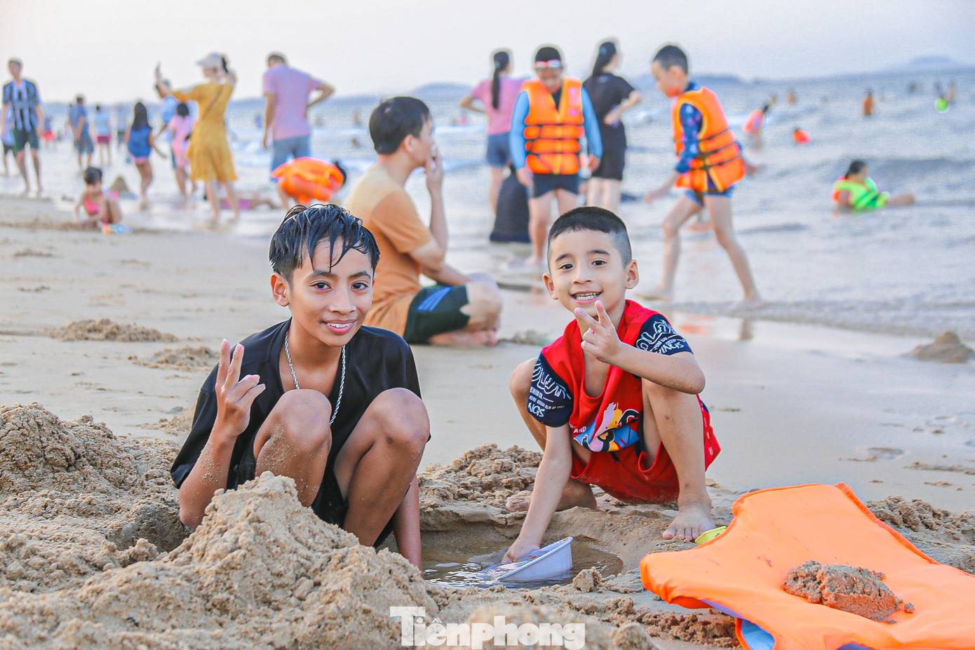 Nhiều em nhỏ thỏa thích vui chơi, nghịch cát trên biển.