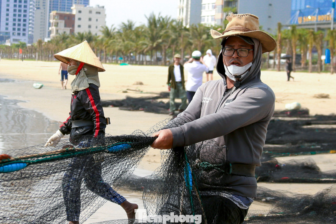 "Kéo lưới là công việc rất tốn sức, bởi chúng tôi phải dốc hết lực để thu lưới từ khoảng cách gần 1 km ngoài khơi. Dù vất vả, nhưng nhờ đó, ngư dân có thu nhập, còn gia đình luôn có cá tươi để ăn sau mỗi chuyến biển. Phần lớn cá mắc lưới là cá cơm, cá hố, cá liệt và cả mực. Khi lưới được kéo vào bờ, cá vẫn tươi roi rói, thu hút đông đảo người dân đến xem và mua ngay tại chỗ", anh Hoàng (trú phường Thọ Quang) chia sẻ.