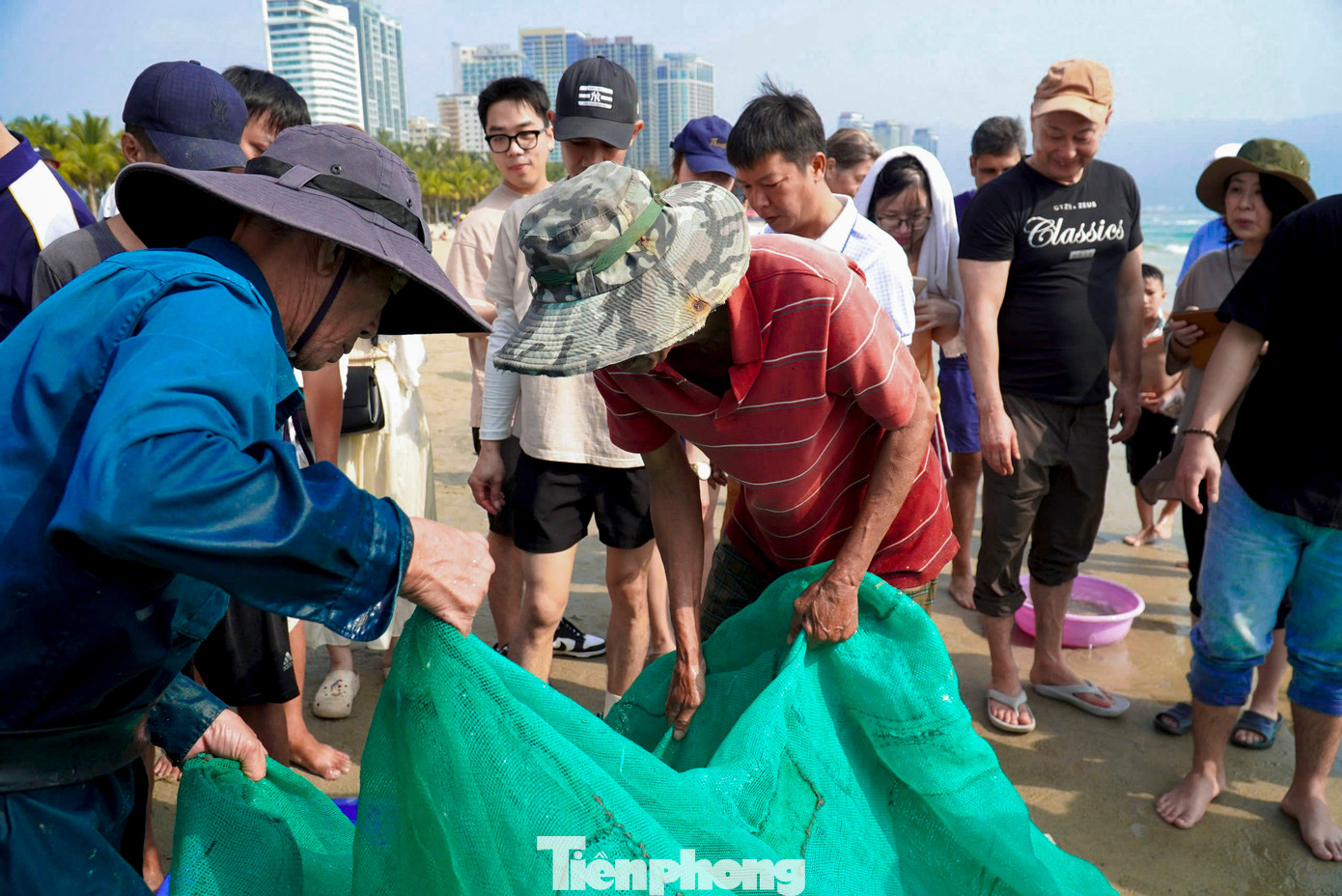 Ngư dân Mân Thái cho biết, mỗi ngày họ kéo lưới gần bờ khoảng 2-3 lần vào buổi sáng và chiều. Mỗi lần như vậy, rất đông du khách đến xem và mua cá ngay tại chỗ. Nhiều du khách nước ngoài còn tham gia kéo lưới cùng ngư dân để trải nghiệm công việc này.