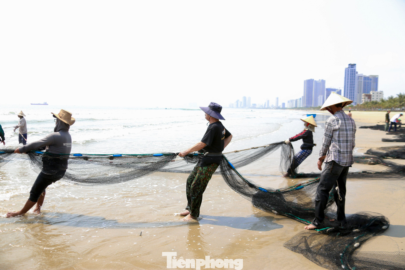 Theo các ngư dân, lưới rùng có kích thước lớn, phải hơn 10 người hợp sức mới kéo được vào bờ. Công việc kéo lưới rùng đòi hỏi sự phối hợp nhịp nhàng với nhau, từ việc chọn vị trí kéo lưới, canh con nước để kéo lưới.