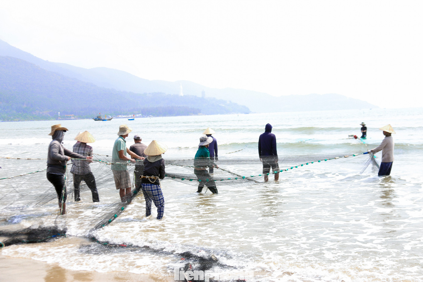 Theo các ngư dân, lưới rùng có kích thước lớn, phải hơn 10 người hợp sức mới kéo được vào bờ. Công việc kéo lưới rùng đòi hỏi sự phối hợp nhịp nhàng với nhau, từ việc chọn vị trí kéo lưới, canh con nước để kéo lưới.