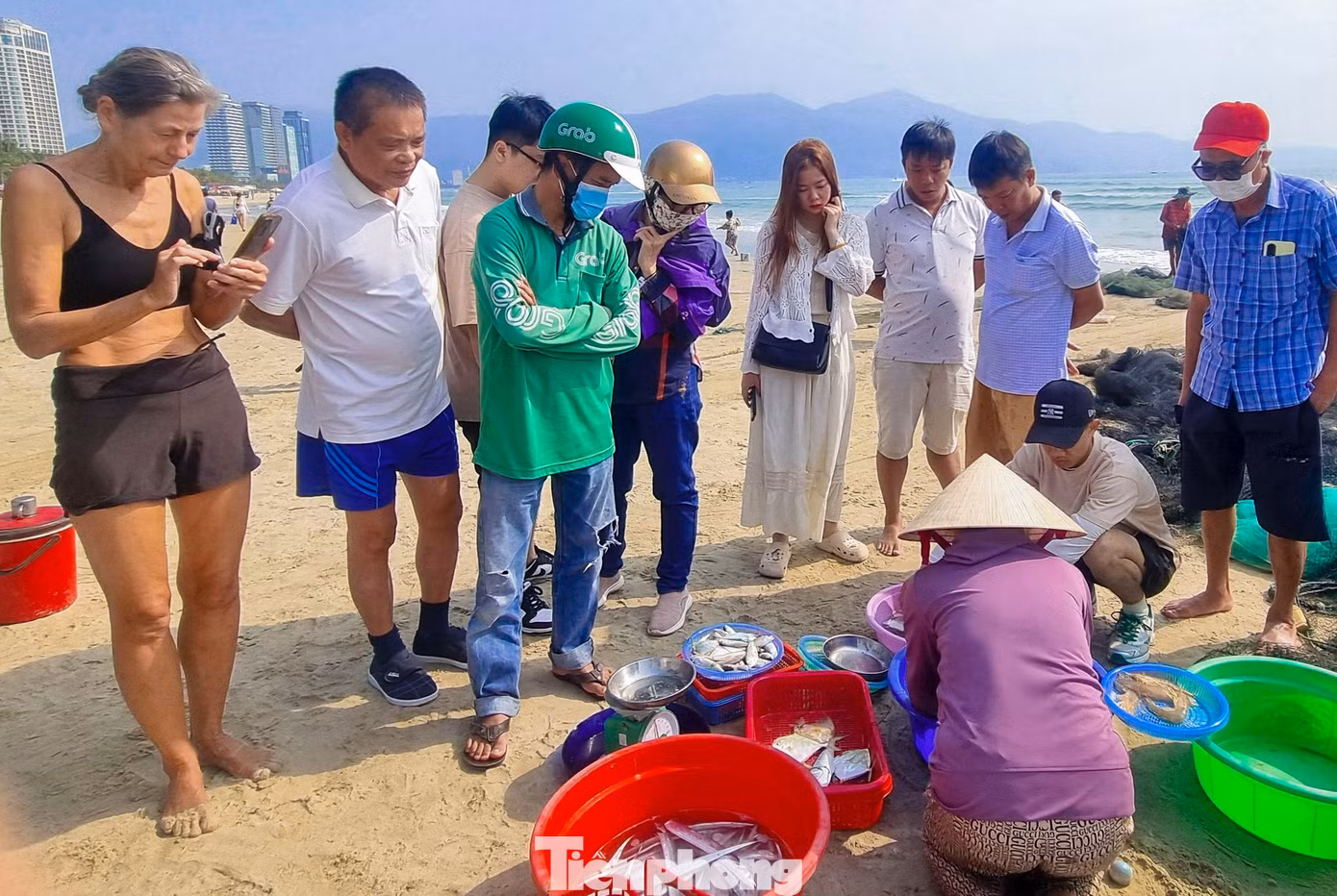 Nhiều du khách nước ngoài không giấu được sự thích thú khi lần đầu tiên trải nghiệm công việc kéo lưới của ngư dân vùng biển Đà Nẵng. Họ cùng nhau chụp ảnh để lưu giữ lại kỷ niệm khi đến Việt Nam.