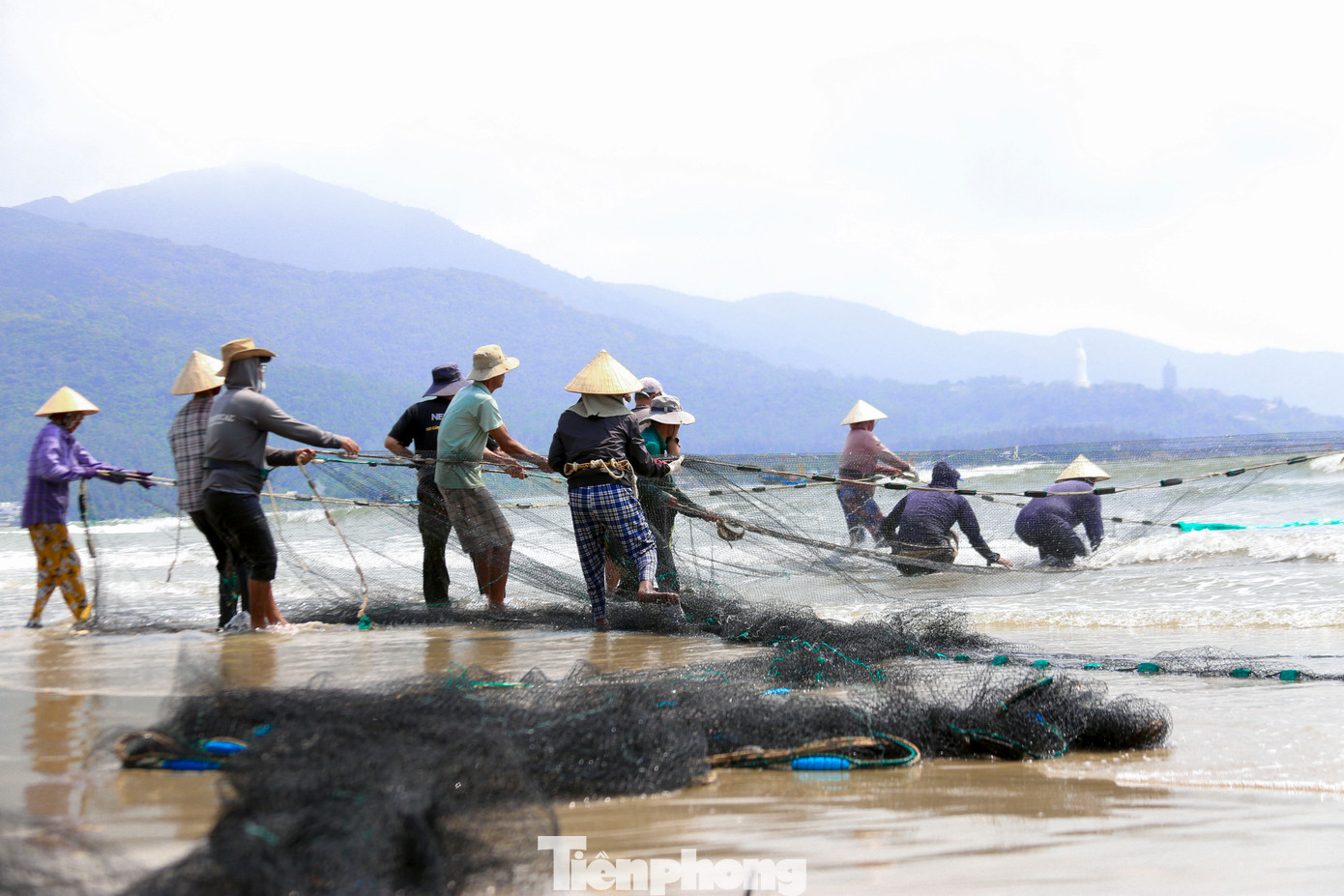 Nghề lưới rùng là một nét đẹp văn hóa độc đáo của ngư dân ven biển. Hoạt động này diễn ra vào những ngày thời tiết thuận lợi, khi biển êm và không có sóng lớn. Các ngư dân tụ họp thành từng nhóm khoảng 10-15 người, sử dụng tấm lưới lớn dài cả nghìn mét để đánh bắt cá.