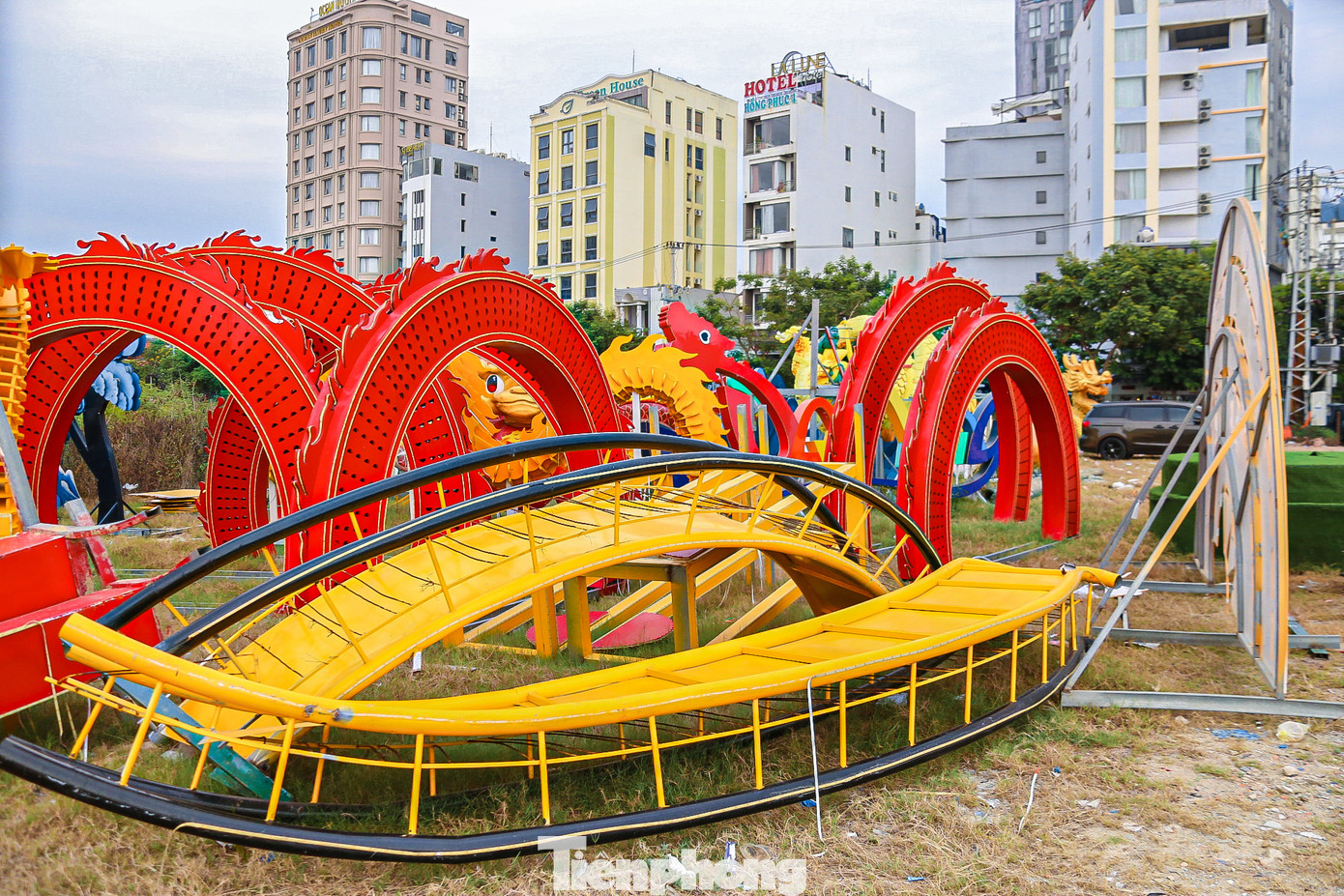 Với tổng mức đầu tư là 14,3 tỷ đồng, chi phí do các đơn vị tham gia xã hội hóa tự chi trả. Tuy nhiên, các đơn vị đề xuất thành phố cho phép thời hạn tồn tại của công viên tạm là 5 năm kể từ ngày hoàn thành đưa vào sử dụng để hoàn vốn. Đồng thời được tổ chức sự kiện và hoạt động giải trí với quy mô nhỏ, bán đồ ăn nhanh và thức uống, cho thuê trang phục, bãi giữ xe… nhằm có kinh phí để vận hành, quản lý và duy tu bảo dưỡng công viên hằng năm.