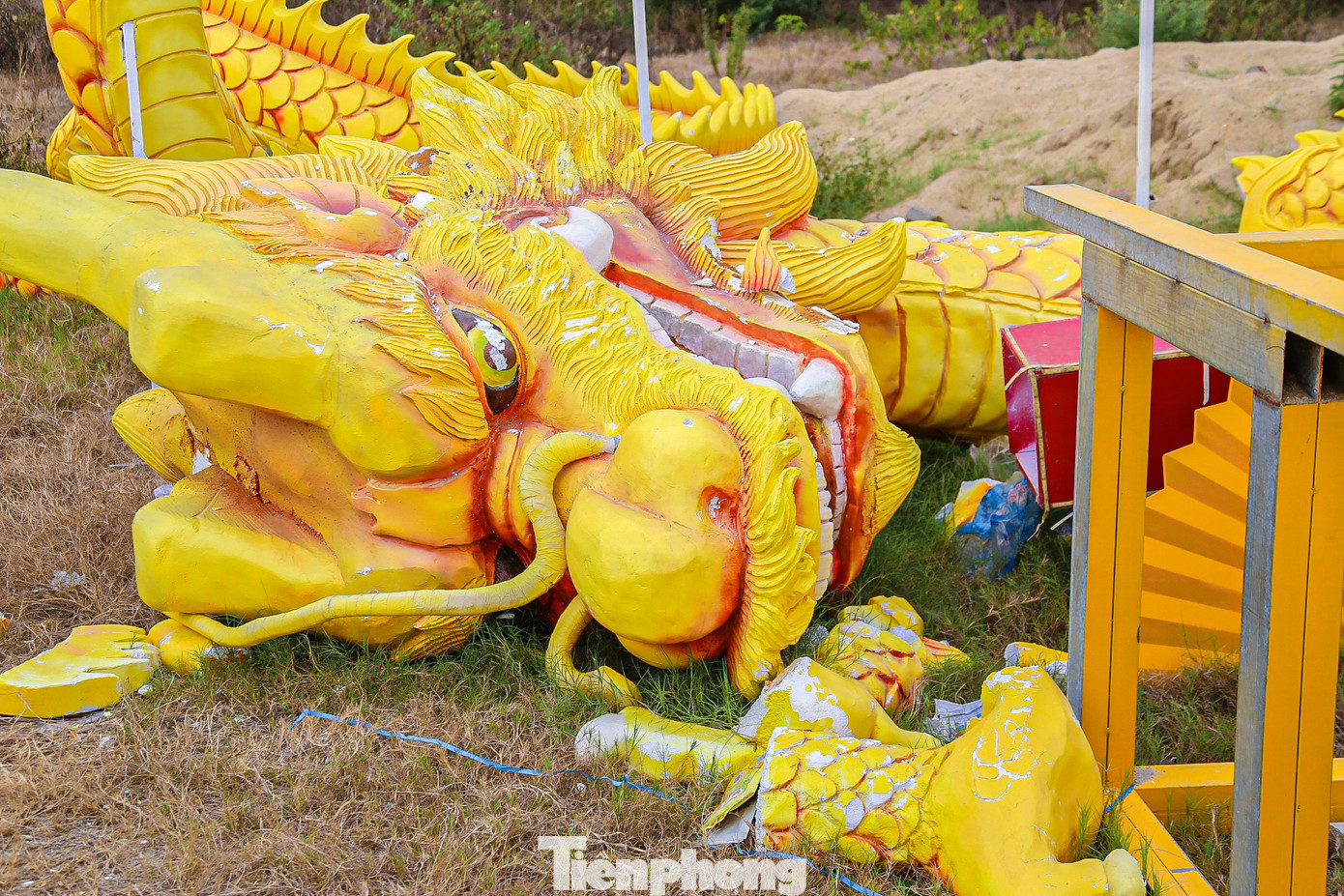 Linh vật rồng được tập kết về đây nằm ngổn ngang, hư hỏng.