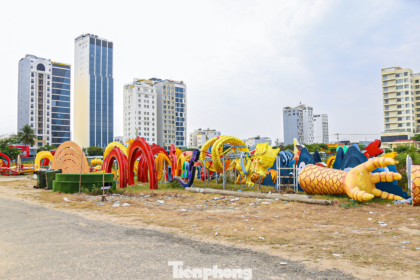 Sau hơn 2 tháng di dời linh vật rồng và các tiểu cảnh trang trí tập trung về khu đất rộng 2,8 ha, phía tây bắc nút giao đường Võ Văn Kiệt và Võ Nguyên Giáp (quận Sơn Trà, TP. Đà Nẵng), đến nay, công viên rồng vẫn chưa được triển khai.