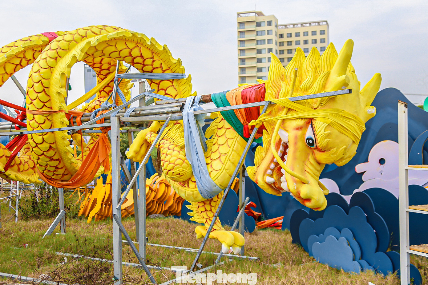 Theo người dân sống tại đây cho hay, các linh vật rồng được tập trung về khu đất ven biển đến nay đã lâu nhưng vẫn chưa thấy triển khai làm công viên. Nhiều người cảm thấy tiếc và cho rằng việc tập kết linh vật rồng ngay khu vực gần biển, đông khách du lịch qua lại nhưng để phơi nắng, phơi mưa gây mất mỹ quan.