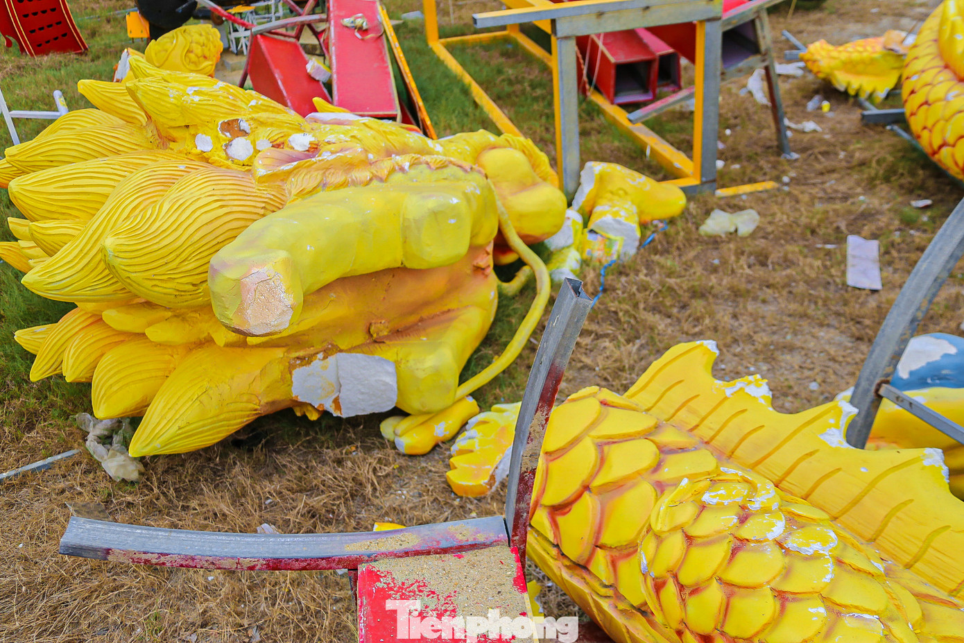 Linh vật rồng được tập kết về đây nằm ngổn ngang, hư hỏng.