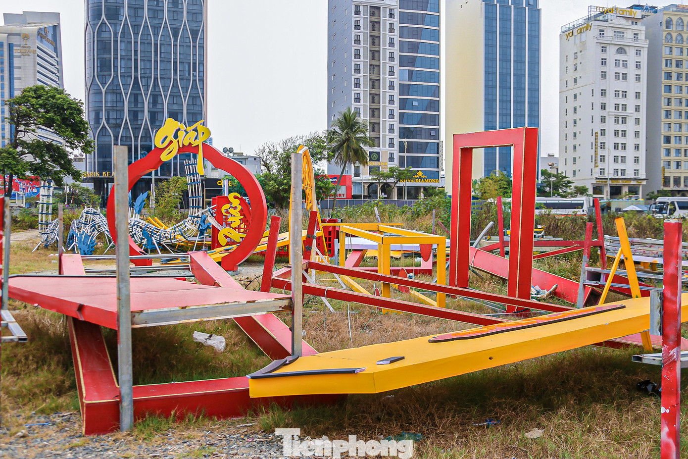 Sở Xây dựng Đà Nẵng cho biết, theo đề xuất của các đơn vị tham gia xã hội hóa, dự án công viên rồng gồm hai phân khu. Phân khu thứ nhất với chủ đề “Không gian xưa”, diện tích hơn 1,7 ha, tái hiện hình ảnh lịch sử dân tộc. Phân khu thứ hai theo chủ đề “Không gian nay”, diện tích 1 ha, trang trí mô hình rồng kết hợp với công nghệ hiệu ứng trình diễn ánh sáng hiện đại.