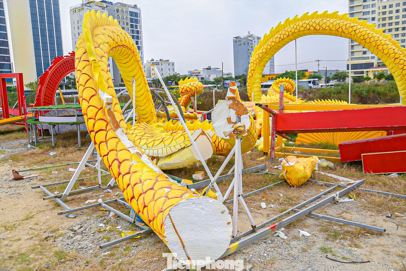 Ghi nhận của phóng viên, hàng chục linh vật rồng, tiểu cảnh trang trí được tập kết ngổn ngang, hư hỏng nằm trên bãi đất trống nhếch nhác.