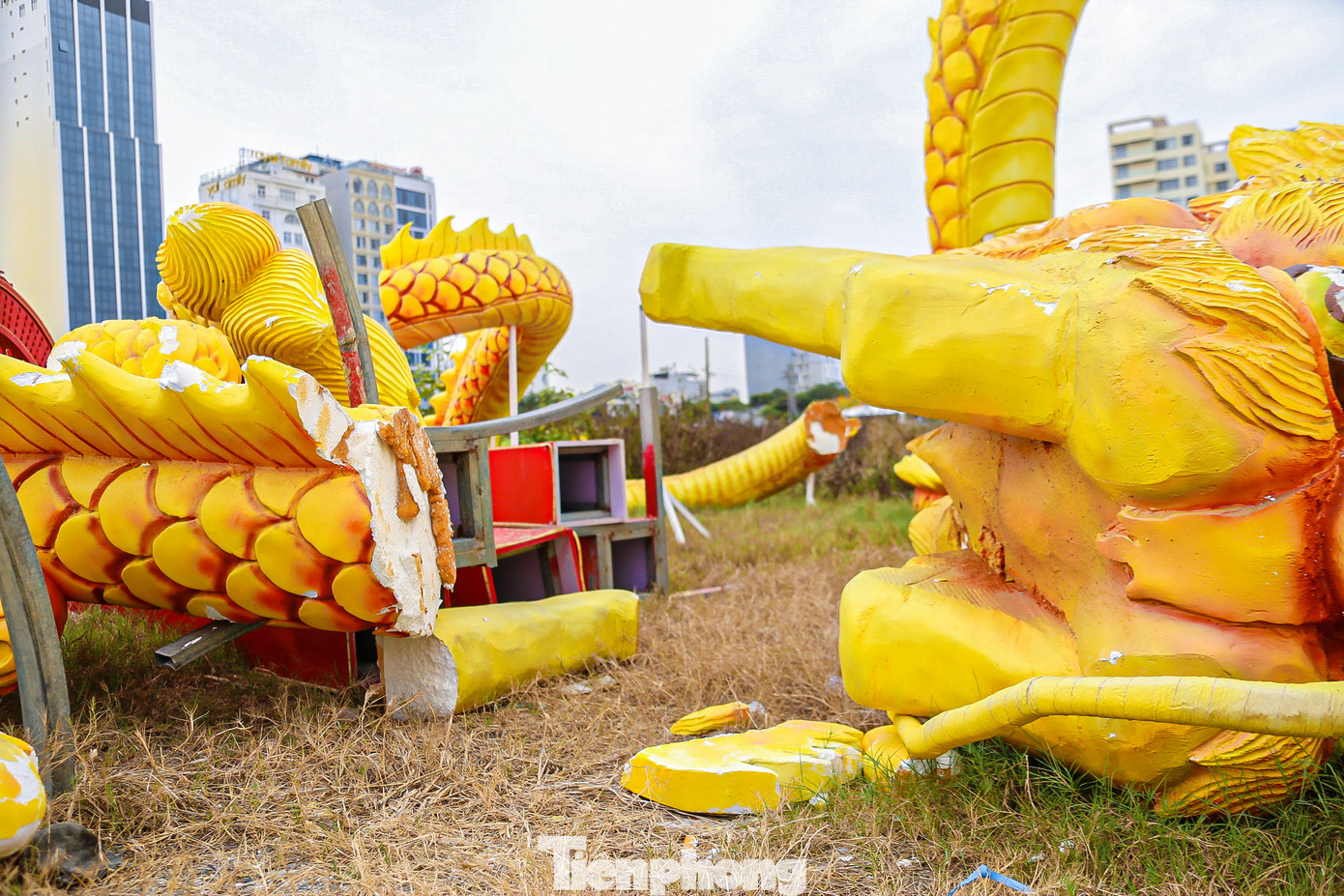 Linh vật rồng được tập kết về đây nằm ngổn ngang, hư hỏng.