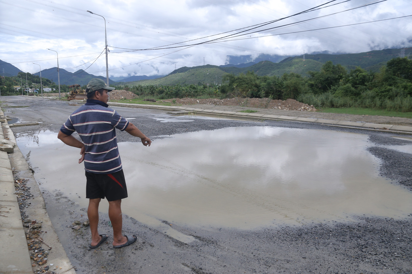 Ông Võ Thành sống tại tổ 5 (thôn Quan Nam 3, xã Hòa Liên) phản ánh, cứ mỗi lần mưa xong là nước không thoát ra được, ứ đọng trên mặt đường khiến nhiều đoạn trở nên lầy lội. "Do đoạn đường nhiều ổ voi ổ gà lớn nên rất nhiều vụ tai nạn đã xảy ra", ông Thành cho biết.