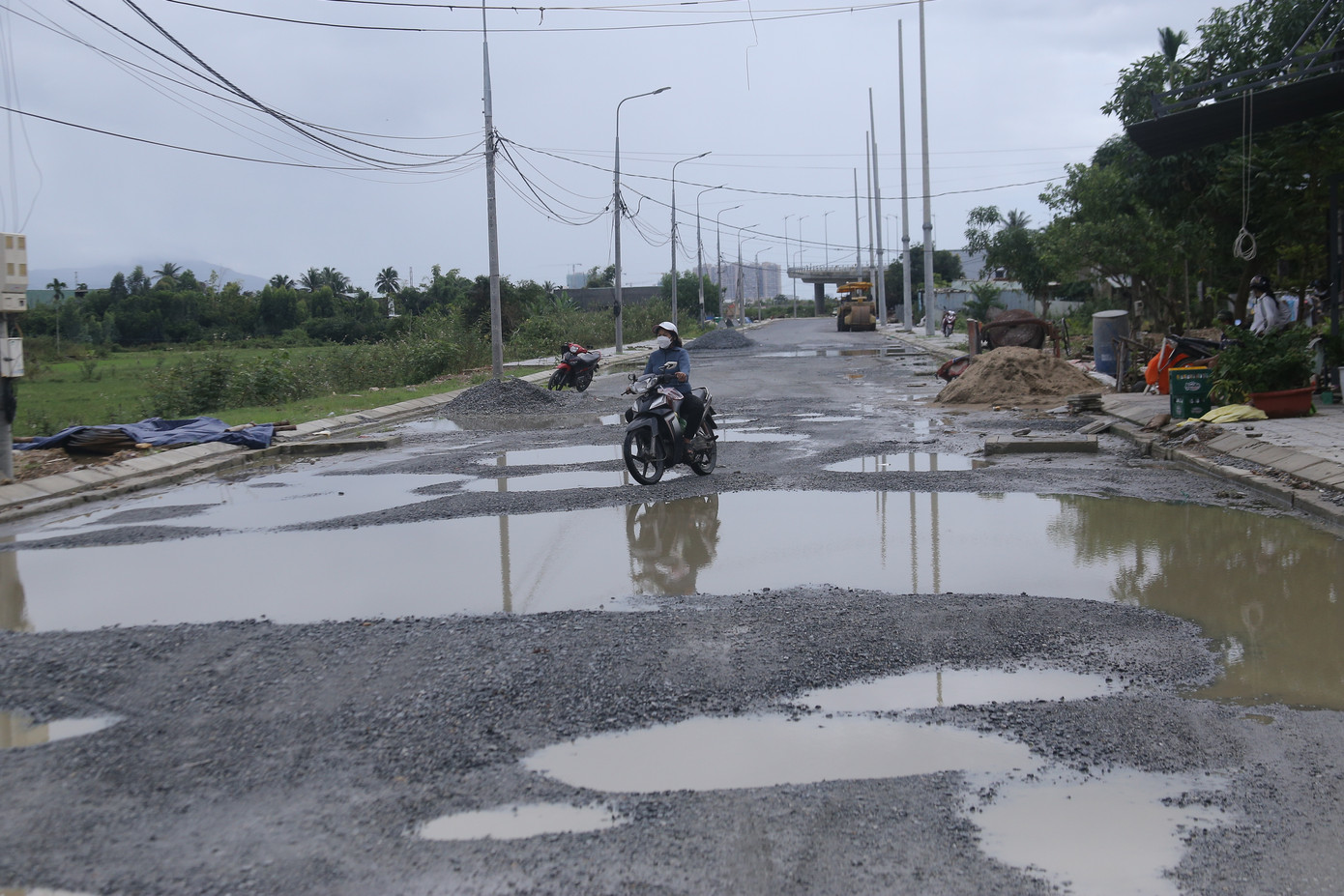 Ghi nhận của Tiền Phong, đoạn đường qua thôn Quan Nam 3, xã Hòa Liên đất đá vẫn còn ngổn ngang. Cả đoạn đường hư hỏng nặng, chi chít ổ voi ổ gà gây nguy hiểm cho nhiều phương tiện tham gia giao thông.