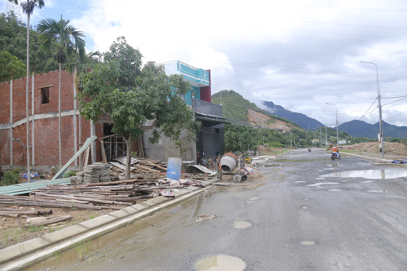 Theo UBND huyện Hòa Vang, Ban quản lý và nhà thầu đã tổ chức triển khai đẩy nhanh tiến độ dự án, sớm đưa công trình vào khai thác sử dụng đáp ứng nhu cầu giao thông tại khu vực. Tuy nhiên, do còn 4 hồ sơ chưa bàn giao mặt bằng, 8 hồ sơ đã ký bàn giao nhưng chưa tiến hành tháo gỡ mặt bằng nên chưa thể thi công hoàn thiện.