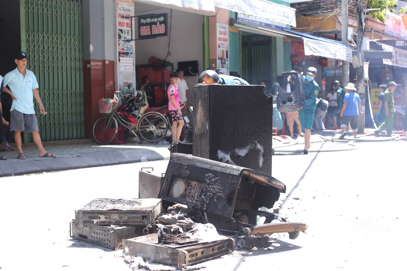 Nhiều thiết bị điện tử bị thiêu rụi hoàn toàn. Ảnh: Duy Quốc Nhiều thiết bị điện tử bị thiêu rụi hoàn toàn. Ảnh: Duy Quốc