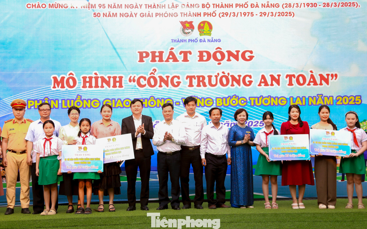 Thành Đoàn Đà Nẵng trao tặng bộ rào chắn phân luồng giao thông cho các trường học trên địa bàn.