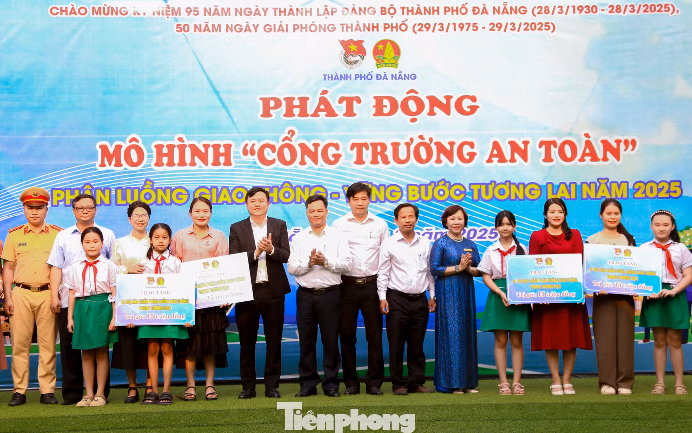 Thành Đoàn Đà Nẵng trao tặng bộ rào chắn phân luồng giao thông cho các trường học trên địa bàn.