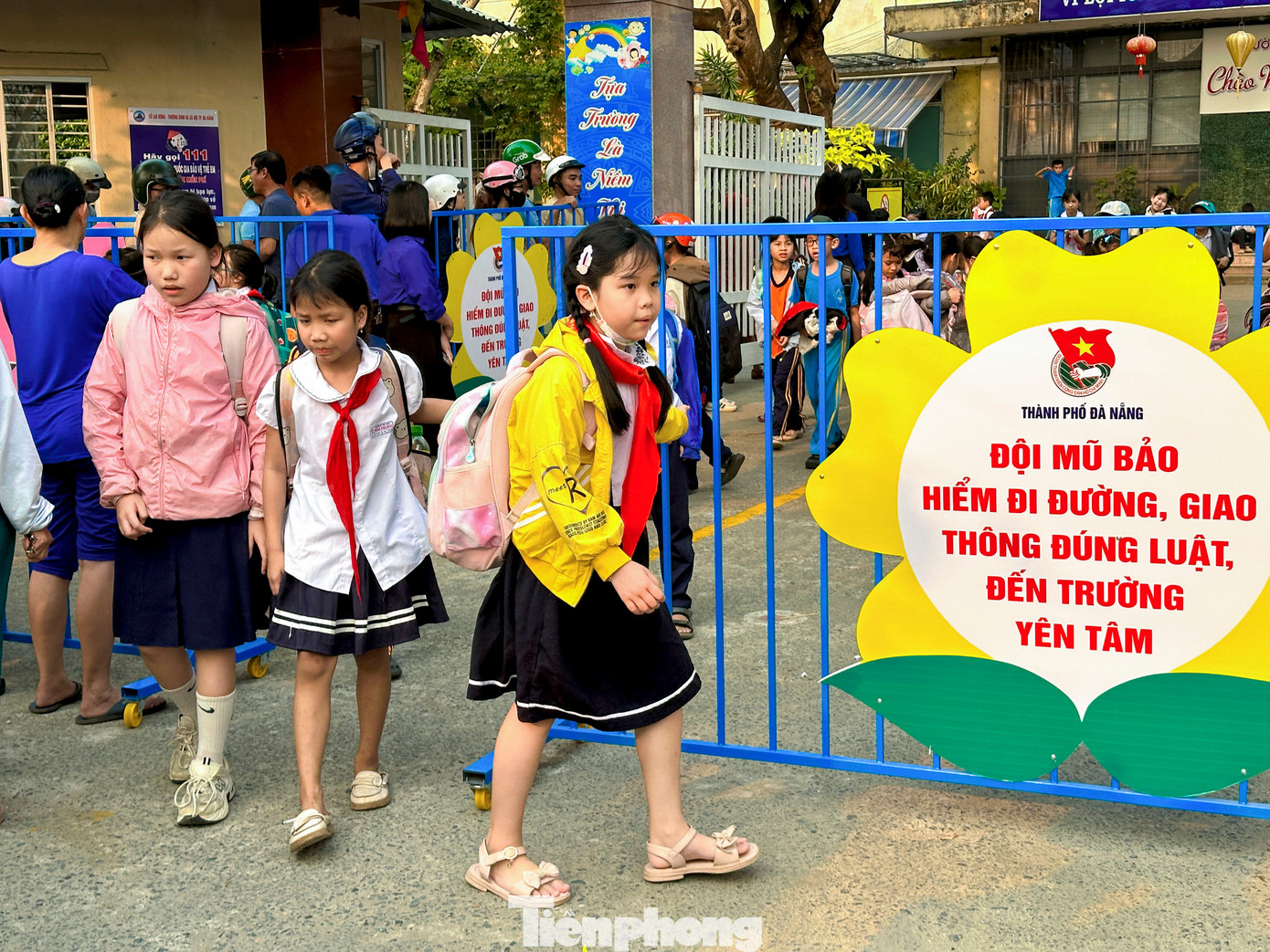 Mô hình "Cổng trường an toàn" giúp đảm bảo an ninh trật tự trước các cổng trường vào giờ tan học.