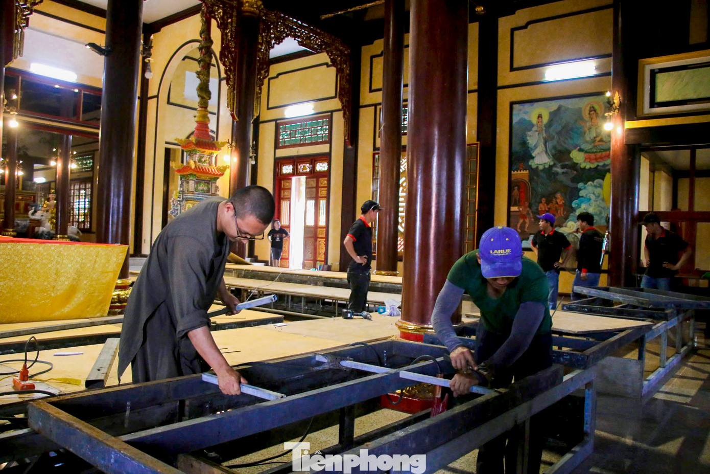 Theo ghi nhận, công tác chuẩn bị cho Lễ cung rước, tôn trí và chiêm bái xá lợi Đức Phật tại chùa Quán Thế Âm đang được triển khai khẩn trương. Khu vực lễ đài, không gian an vị xá lợi, lối chiêm bái và khu vực lễ nguyện đã dần thành hình.