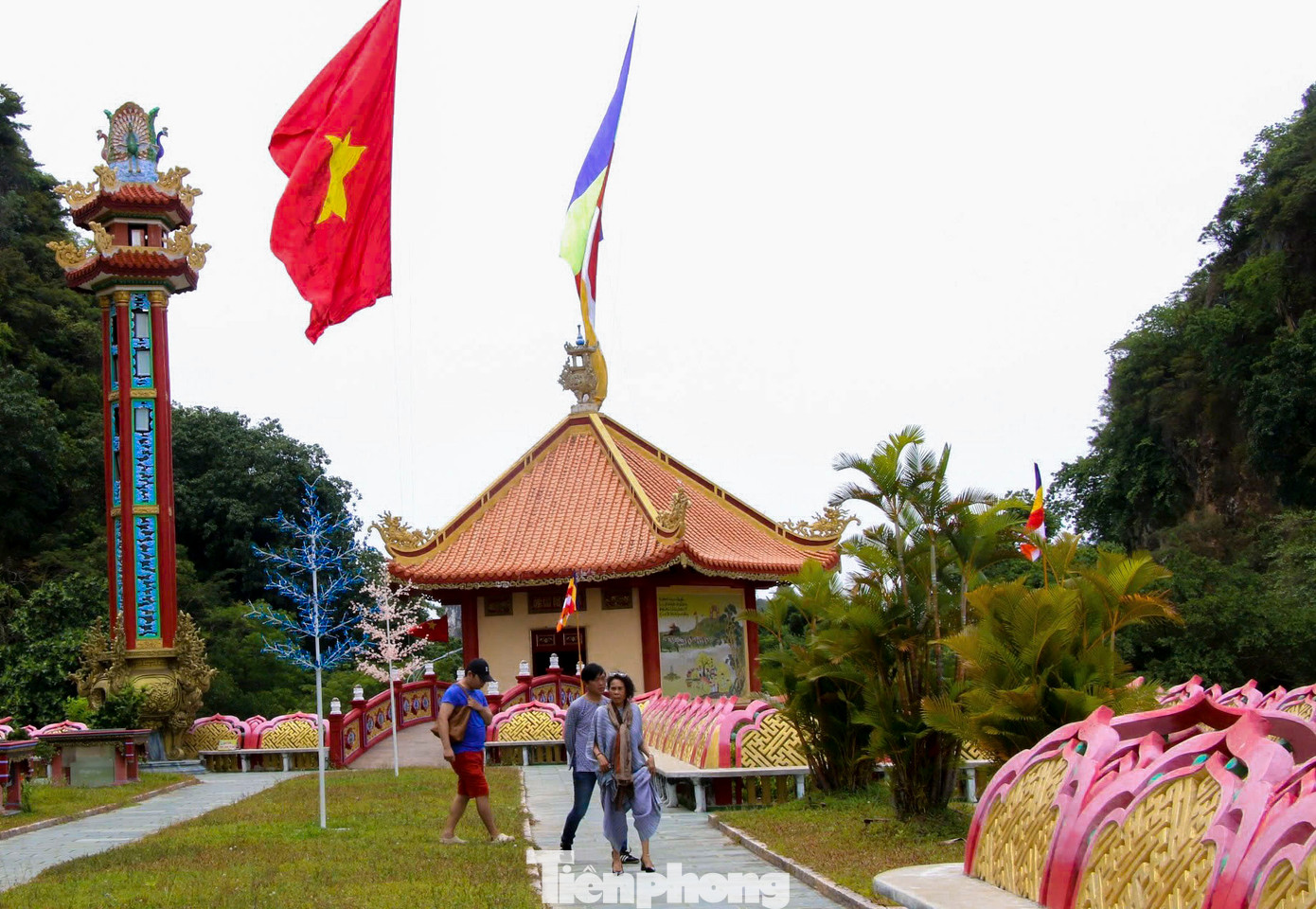 Cảnh quan xung quanh khuôn viên chùa được tăng ni, phật tử dọn dẹp, lau chùi sạch đẹp, sẵn sàng đón tiếp hàng ngàn người dân đến chiêm bái, đảnh lễ trong những ngày tới.