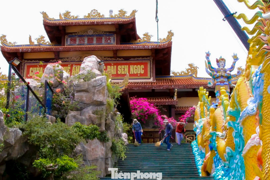 Cảnh quan xung quanh khuôn viên chùa được tăng ni, phật tử dọn dẹp, lau chùi sạch đẹp, sẵn sàng đón tiếp hàng ngàn người dân đến chiêm bái, đảnh lễ trong những ngày tới.