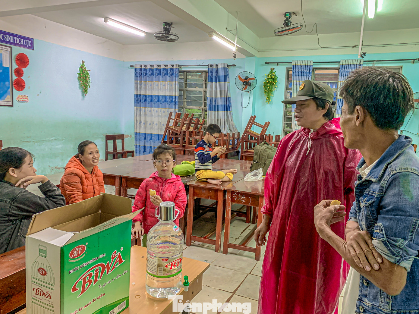 Chị Ngô Xuân Bình (trú phường Hòa Minh, quận Liên Chiểu) đã di dời đến Trường THCS Nguyễn Bỉnh Khiêm để tránh bão. “Gia đình tôi đã chuẩn bị sẵn đồ đạc để khi có thông báo là đi ngay. Chúng tôi rất yên tâm khi được di dời đến nơi kiên cố để tránh bão”, chị Bình cho biết. Chị Ngô Xuân Bình (trú phường Hòa Minh, quận Liên Chiểu) đã di dời đến Trường THCS Nguyễn Bỉnh Khiêm để tránh bão. “Gia đình tôi đã chuẩn bị sẵn đồ đạc để khi có thông báo là đi ngay. Chúng tôi rất yên tâm khi được di dời đến nơi kiên cố để tránh bão”, chị Bình cho biết.