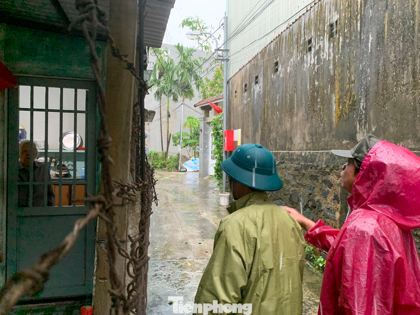 Lực lượng chức năng đã đến từng nhà, từng khu trọ của người dân để vận động sơ tán đến nơi an toàn. Lực lượng chức năng đã đến từng nhà, từng khu trọ của người dân để vận động sơ tán đến nơi an toàn.