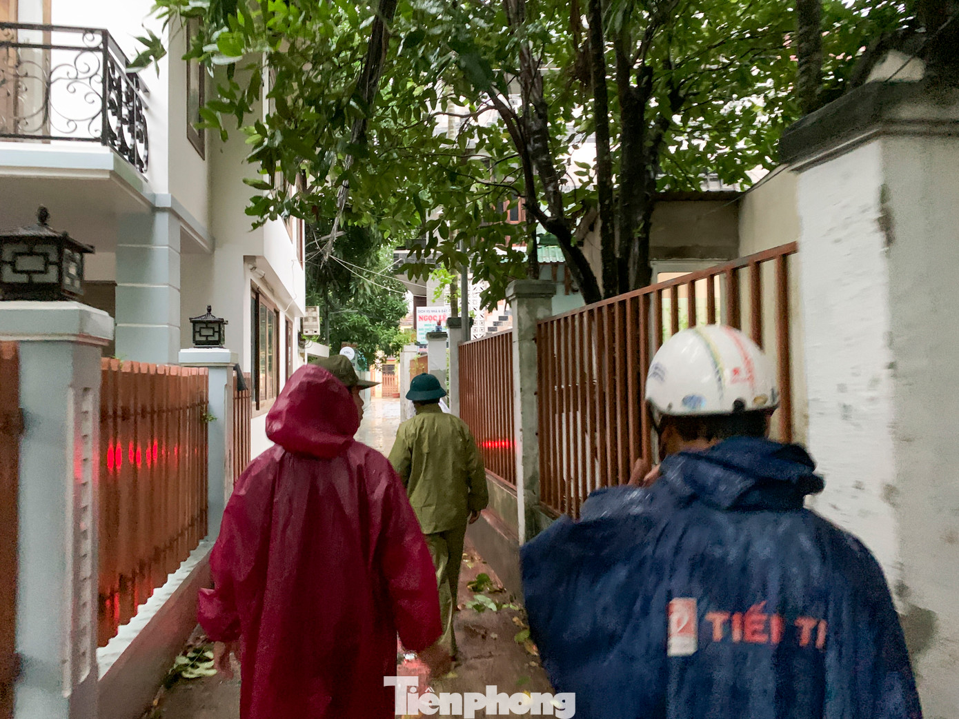 Theo ghi nhận của Tiền Phong, tại quận Liên Chiểu, sáng sớm 27/10, cán bộ các phường đã khẩn trương có mặt ở nhiều nơi để hỗ trợ người dân tại các vùng có nguy cơ ngập lụt và nhà ở không kiên cố đến nơi trú ẩn an toàn. Theo ghi nhận của Tiền Phong, tại quận Liên Chiểu, sáng sớm 27/10, cán bộ các phường đã khẩn trương có mặt ở nhiều nơi để hỗ trợ người dân tại các vùng có nguy cơ ngập lụt và nhà ở không kiên cố đến nơi trú ẩn an toàn.