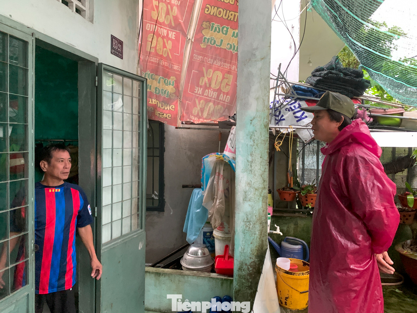 Lực lượng chức năng đã đến từng nhà, từng khu trọ của người dân để vận động sơ tán đến nơi an toàn. Lực lượng chức năng đã đến từng nhà, từng khu trọ của người dân để vận động sơ tán đến nơi an toàn.