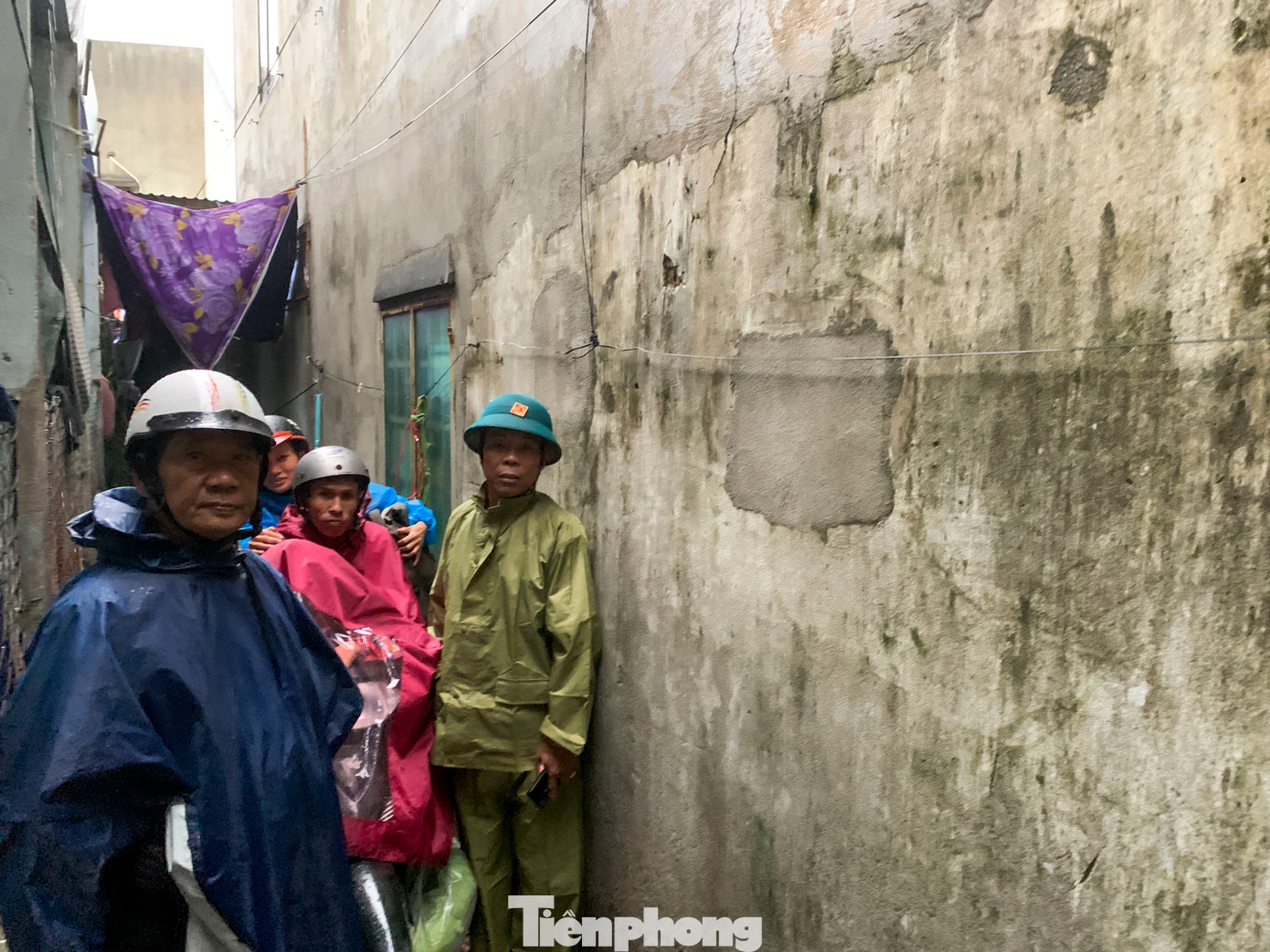 Ông Mai Văn Thôi, cán bộ phường Hòa Minh, quận Liên Chiểu cho biết, từ tối 26/10, lực lượng chức năng phường đã đến từng nhà để vận động, di dời người dân nhằm đảm bảo an toàn. “Chúng tôi đã chuẩn bị đầy đủ thức ăn như mì tôm, bánh, nước uống tại các phòng học của Trường THCS Nguyễn Bỉnh Khiêm để bà con yên tâm tránh bão. Hiện công tác vận động vẫn tiếp tục để kêu gọi người dân tránh bão an toàn,” ông Thôi chia sẻ. Ông Mai Văn Thôi, cán bộ phường Hòa Minh, quận Liên Chiểu cho biết, từ tối 26/10, lực lượng chức năng phường đã đến từng nhà để vận động, di dời người dân nhằm đảm bảo an toàn. “Chúng tôi đã chuẩn bị đầy đủ thức ăn như mì tôm, bánh, nước uống tại các phòng học của Trường THCS Nguyễn Bỉnh Khiêm để bà con yên tâm tránh bão. Hiện công tác vận động vẫn tiếp tục để kêu gọi người dân tránh bão an toàn,” ông Thôi chia sẻ.