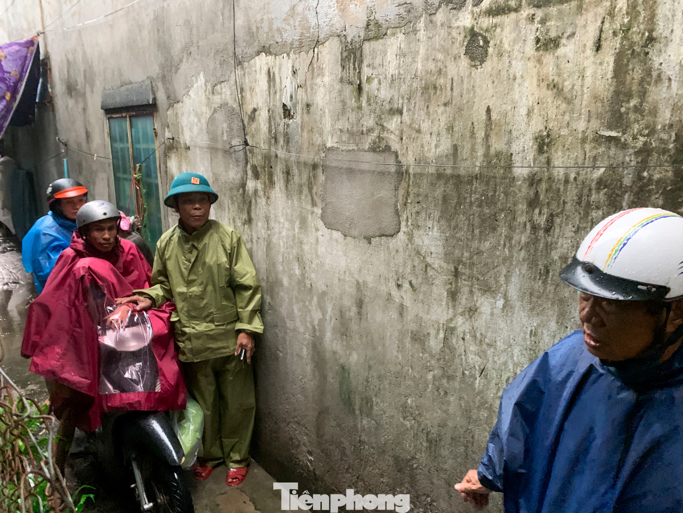 Trước khi bão đổ bộ, UBND thành phố Đà Nẵng đã chỉ đạo Chủ tịch các quận, huyện và các đơn vị liên quan nhanh chóng di dời, sơ tán người dân khỏi nhà trọ, nhà tạm, nhà không kiên cố và các khu vực có nguy cơ sạt lở, lũ quét đến nơi an toàn. Trước khi bão đổ bộ, UBND thành phố Đà Nẵng đã chỉ đạo Chủ tịch các quận, huyện và các đơn vị liên quan nhanh chóng di dời, sơ tán người dân khỏi nhà trọ, nhà tạm, nhà không kiên cố và các khu vực có nguy cơ sạt lở, lũ quét đến nơi an toàn.